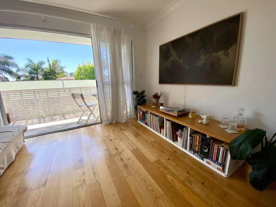 Sunny Beachside Escape 2Br Walk To Palm Beach Gold Coast Apartment