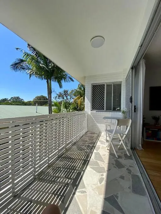 Sunny Beachside Escape 2Br Walk To Palm Beach Gold Coast Apartment