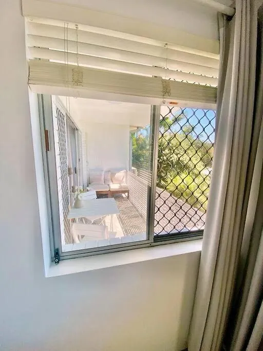 Sunny Beachside Escape 2Br Walk To Palm Beach Gold Coast Apartment